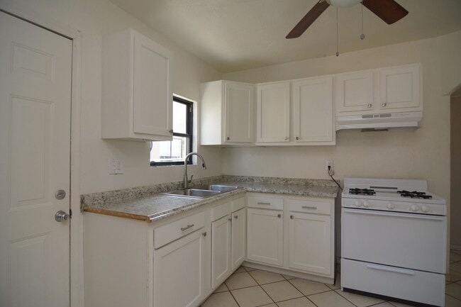 Building Photo - Charming 2 Bedroom 1 Bath Home! Close to t...