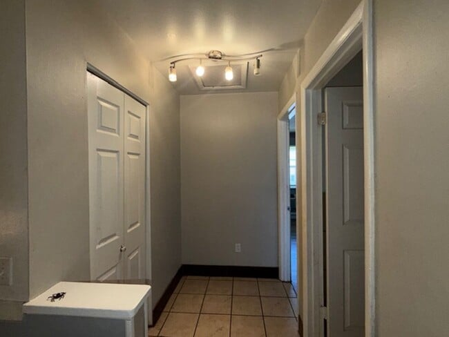 Building Photo - Newly renovated Town House for Rent 3Br / 2 Ba Section 8 Welcome !