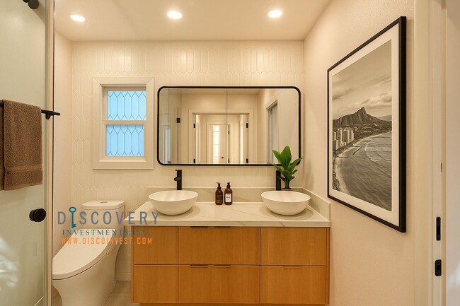 Building Photo - Your Ideal Modern Retreat with Enclosed Yard