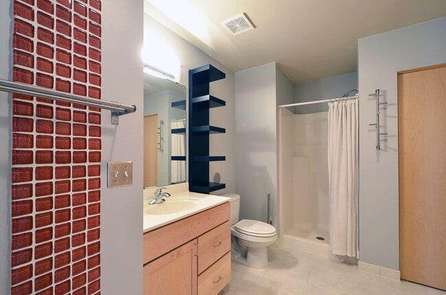 Building Photo - Amazing 2-Bedroom 2-Bathroom Condo with vi...