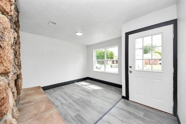 Building Photo - 4015 Lufborough Dr