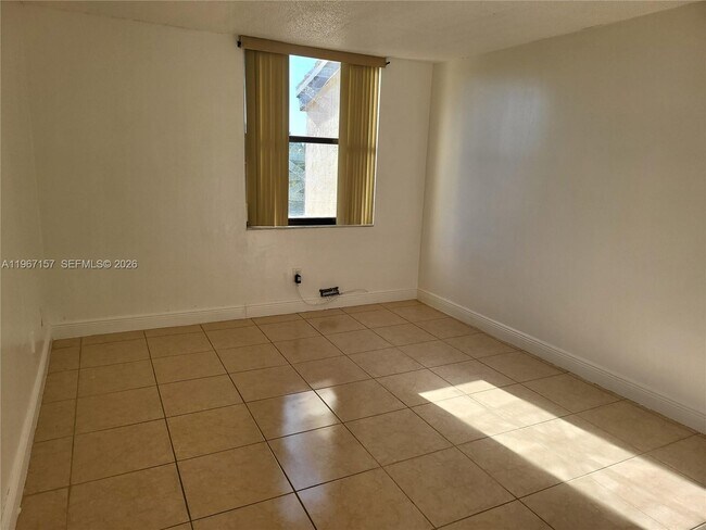 Building Photo - 14611 N Kendall Dr