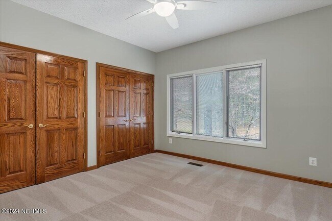 Building Photo - 38 Pinebrook Dr