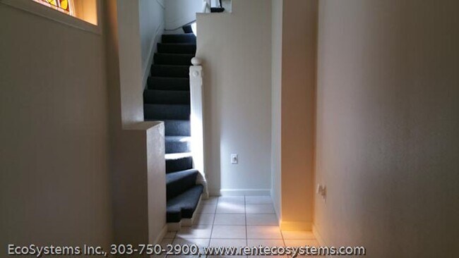 Building Photo - Top Floor Renovated 1 Bed/1 Bath Apartment in Victorian 4-Plex