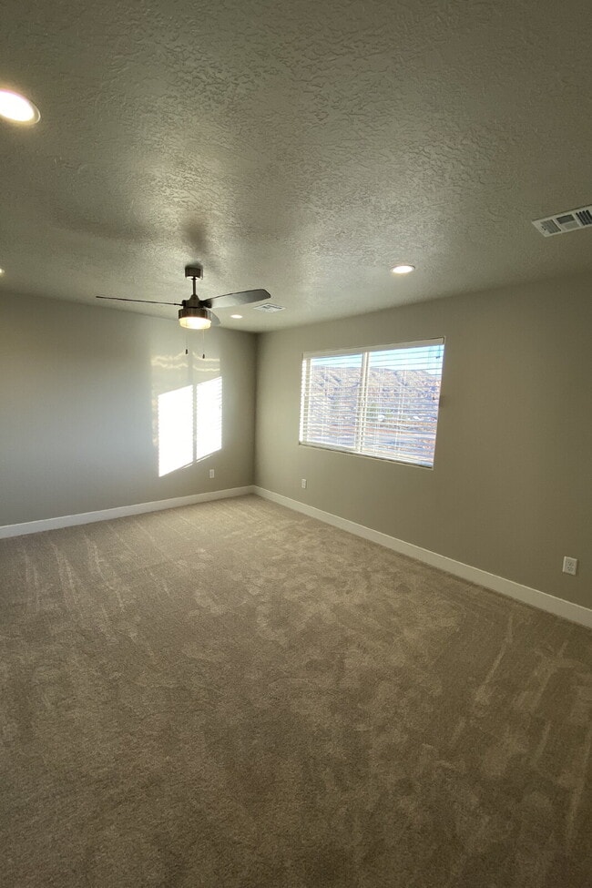 Building Photo - "Spacious 4-Bed Townhouse Oasis with 2.5 Baths in Scenic Hurricane, UT!"