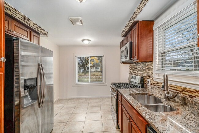 Building Photo - Updated Bungalow with Modern Kitchen & Fen...