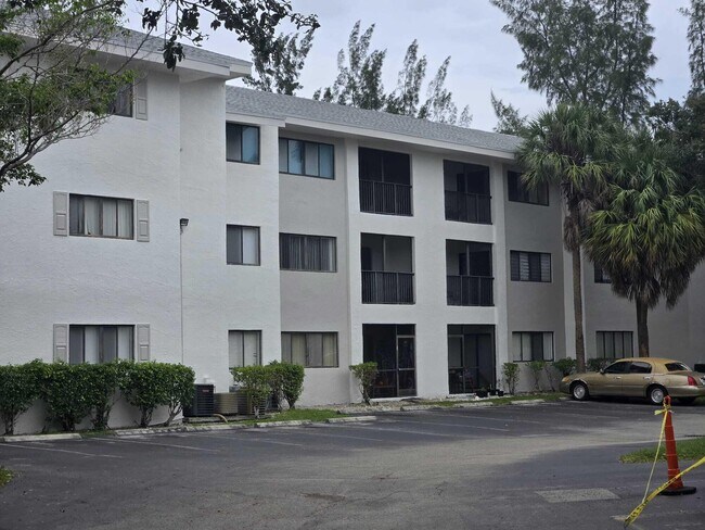 Building Photo - 2445 SW 18th Terrace