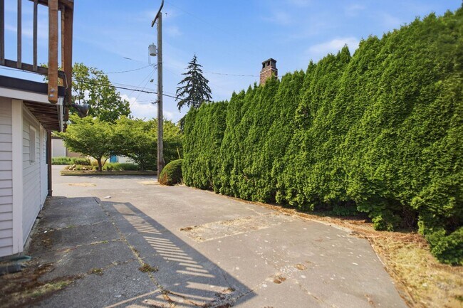 Building Photo - Steps from Green Lake ,6 bed 3 bath home with 2 kitchens and 2 laundry rooms.
