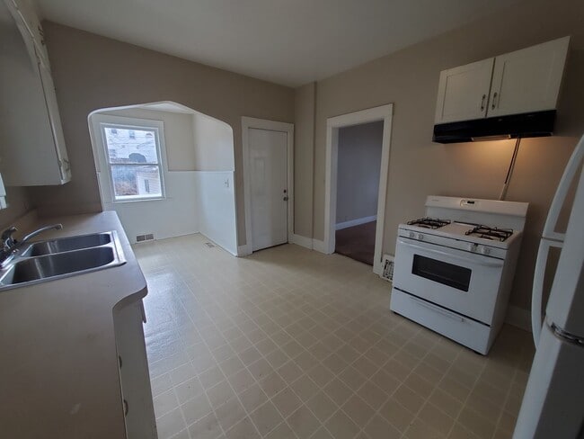 Building Photo - 3 bedroom house in Moline