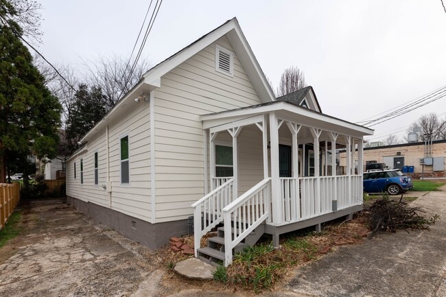 Building Photo - 679 Terry St SE