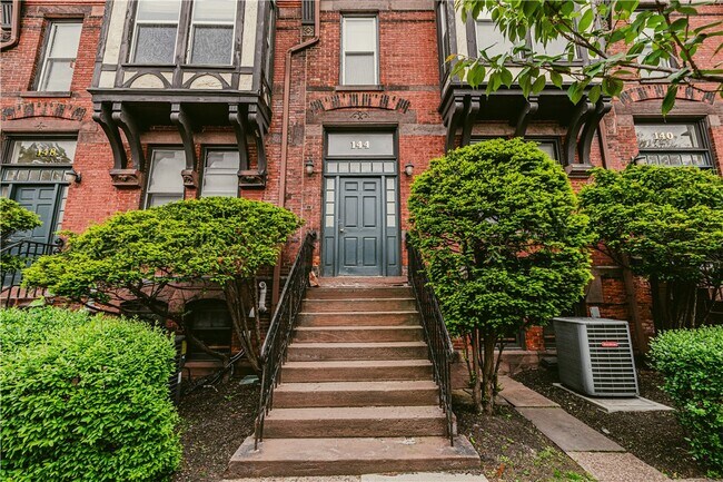 Building Photo - 136 Gibbs St