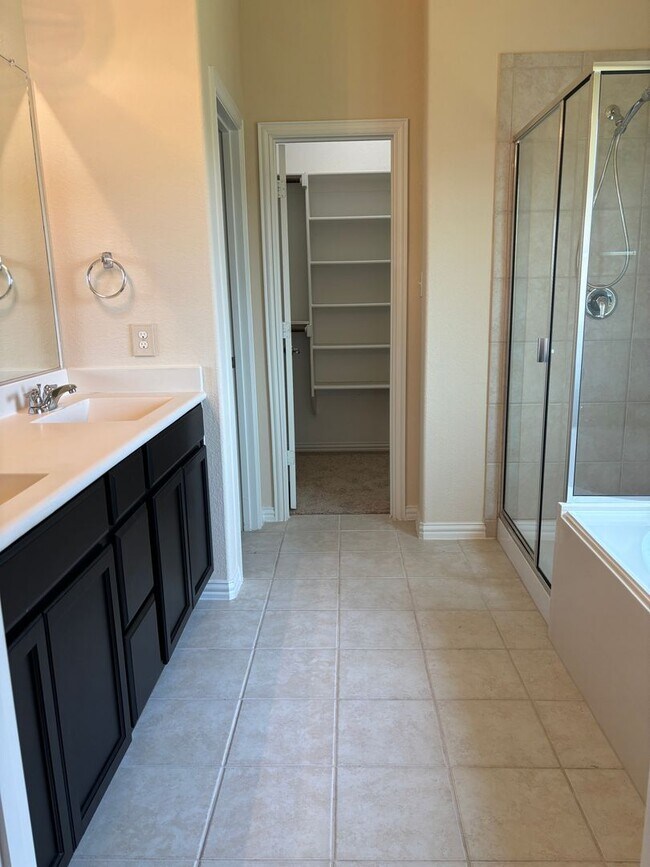 Building Photo - 3/2/2 Ready to Go! Located on the greenbelt!