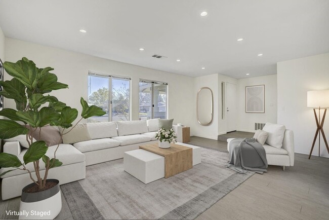 Building Photo - 312 N Alamo Dr