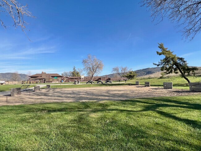 Building Photo - 27030 Oakflat Dr