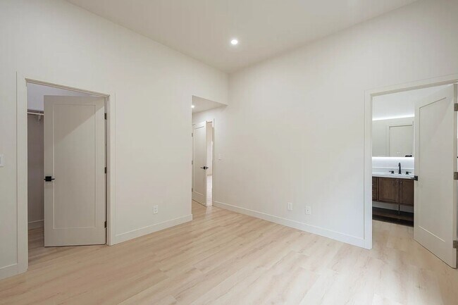 Building Photo - 987 Harcourt Ave