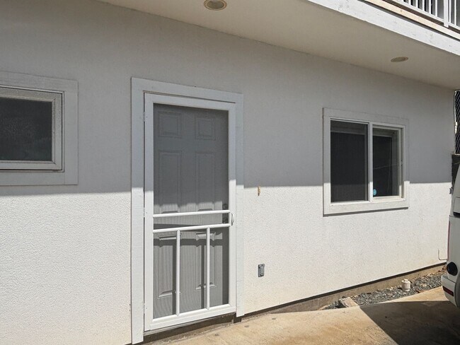 Building Photo - Excellent Studio in Pauoa with Parking