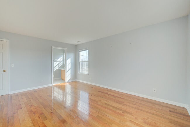 Building Photo - 974 N Village Dr