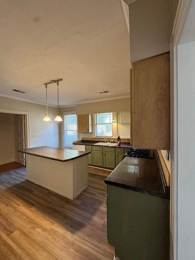 Building Photo - Historic Charm in Evergreen