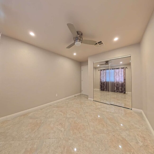 Building Photo - Highly Remodeled, 1st Floor Unit