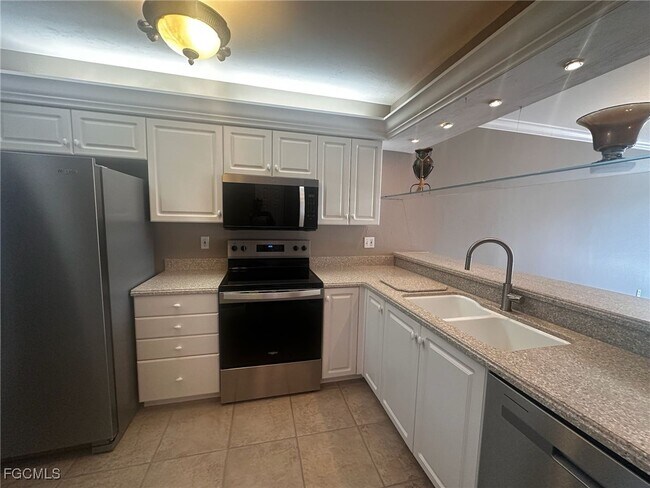 Building Photo - 14831 Park Lake Dr