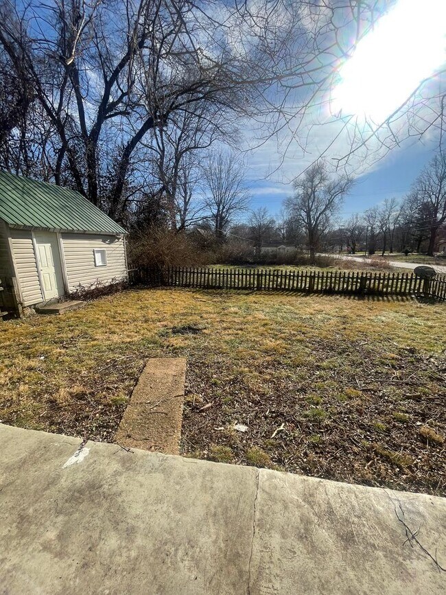 Building Photo - Cute 2 bedroom 1 bathroom house with detached garage Available