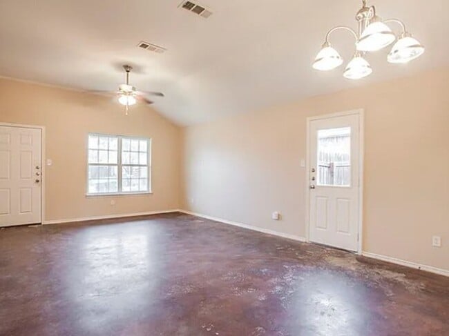 Building Photo - AVAILABLE NOW!