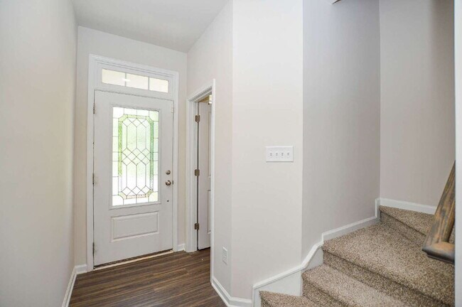 Building Photo - Easy Tega Cay Living in a Thoughtfully Updated Townhome