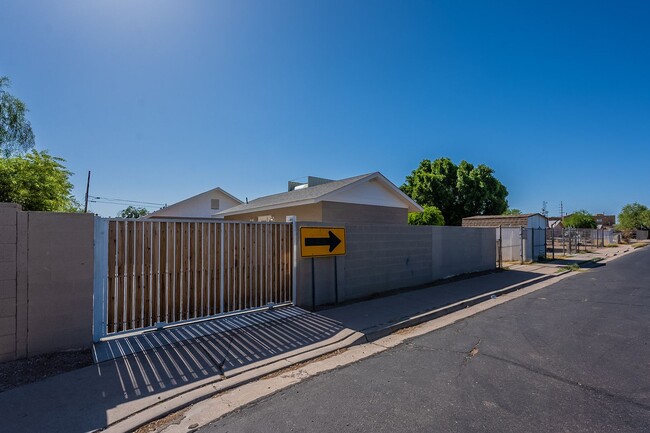 Building Photo - Spacious studio with just what you need!