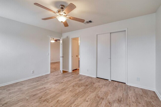 Building Photo - 104 Pinnacle Dr