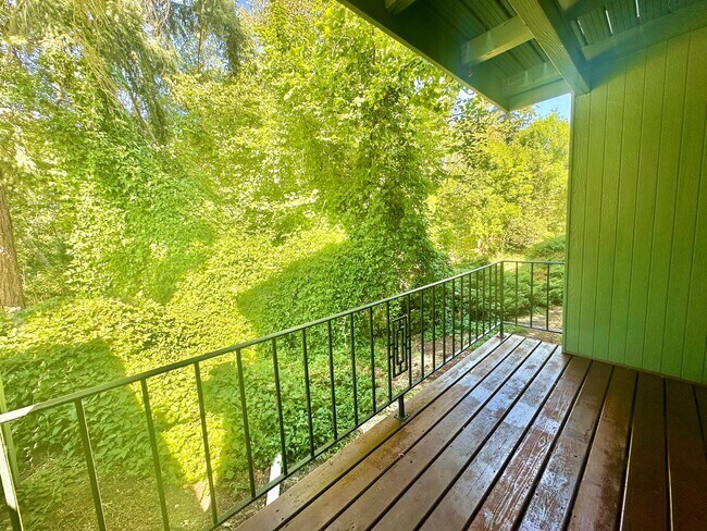 Building Photo - Two Bedroom Apartment Close to Willamette ...