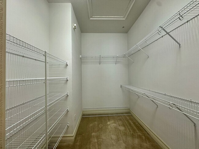 Building Photo - Spacious Haile Plantation Apartment – 3BR/...