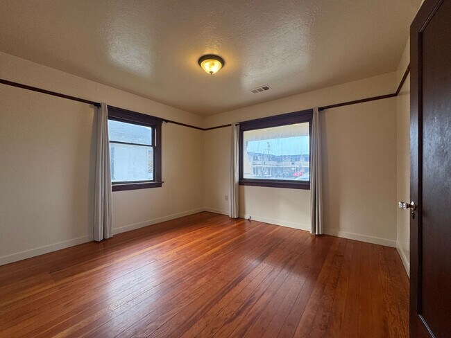 Building Photo - 1336 6th St