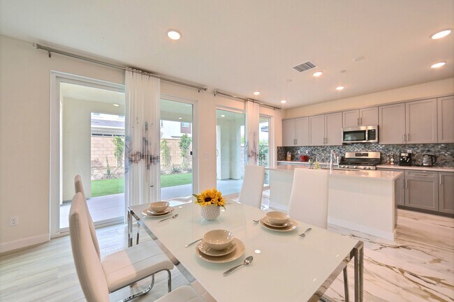 Building Photo - 2585 E Embry Ln