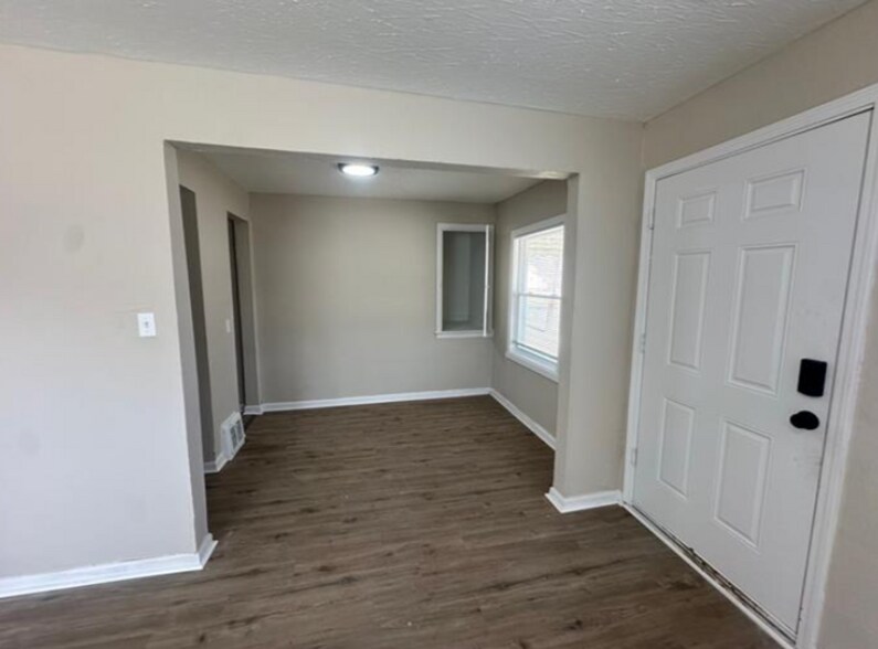 Building Photo - This beautifully updated 3-bedroom, 1-bath...