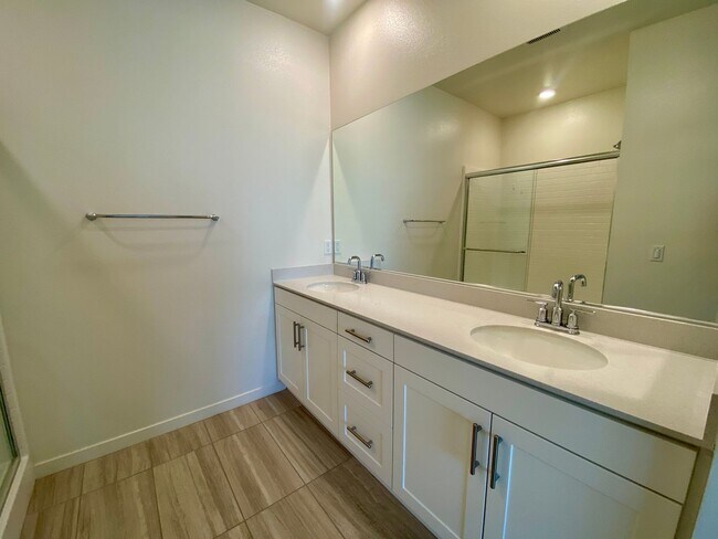 Building Photo - Modern 3-Bed, 3-Bath Home with Garage & Re...