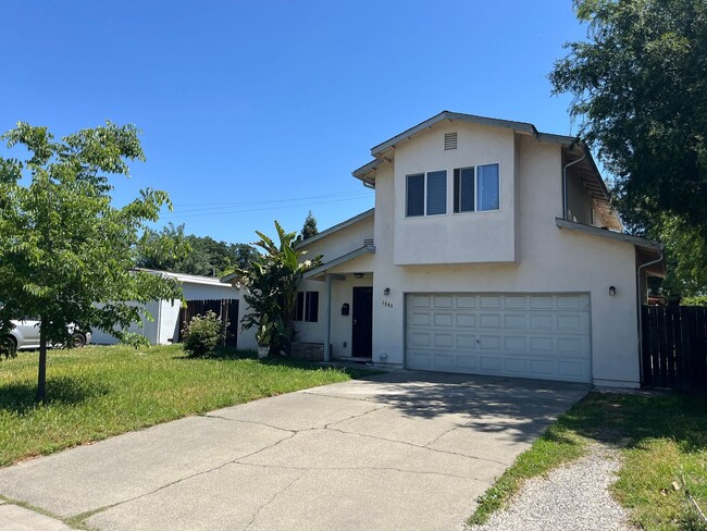 Building Photo - Large 2-Story Home Close to Downtown