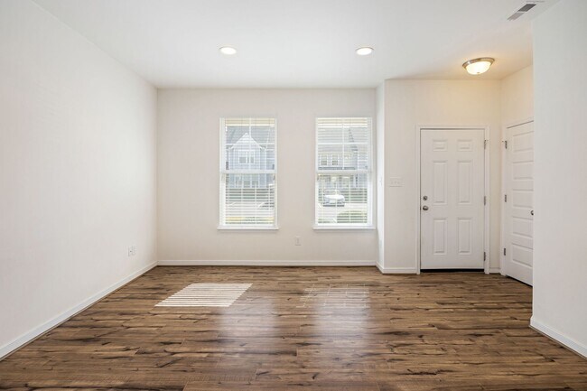 Building Photo - 3 Bedroom Corner Townhome!!! Available Early-Mid April****