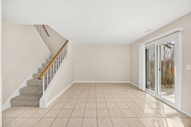 Building Photo - Carol Stream Townhome with Three Bedrooms and One Car Garage