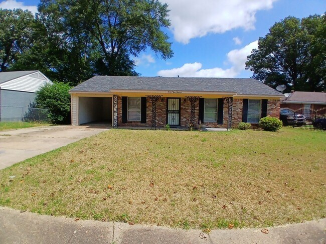 Building Photo - Discover this move-in ready 3-bedroom, 1.5...