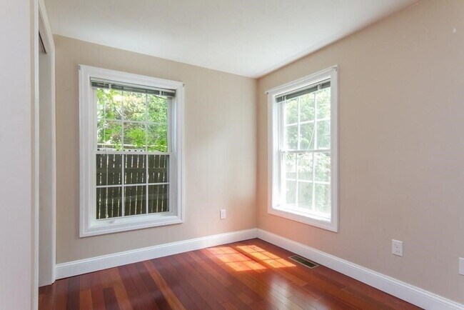 Building Photo - 36 Willowdale Rd