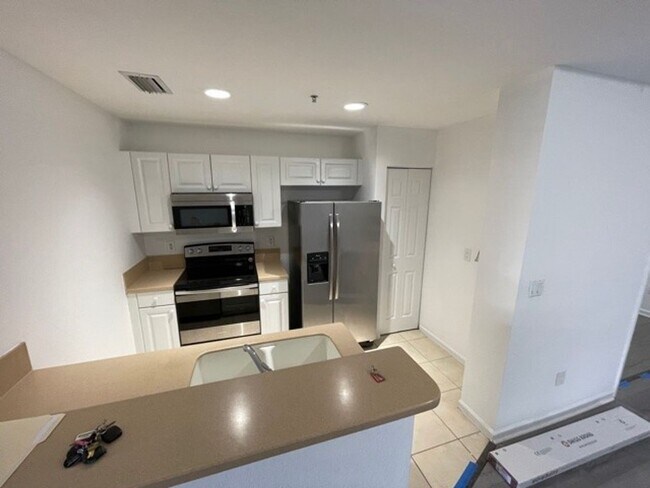 Building Photo - Spacious 2 Bed 2 Bath Condo in Gated Marsh Harbour