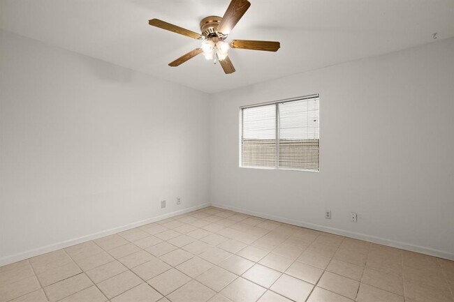 Building Photo - 2624 Gwendolyn Ln