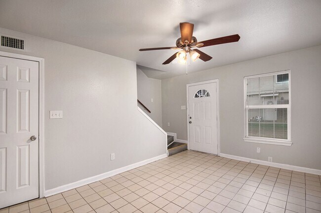 Building Photo - Recently updated 2-story 2-1.5 in Fort Wor...