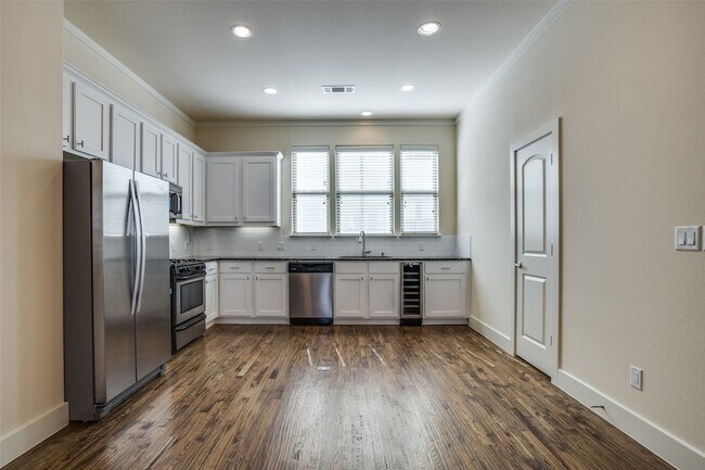 Building Photo - 4323 Dickason Ave