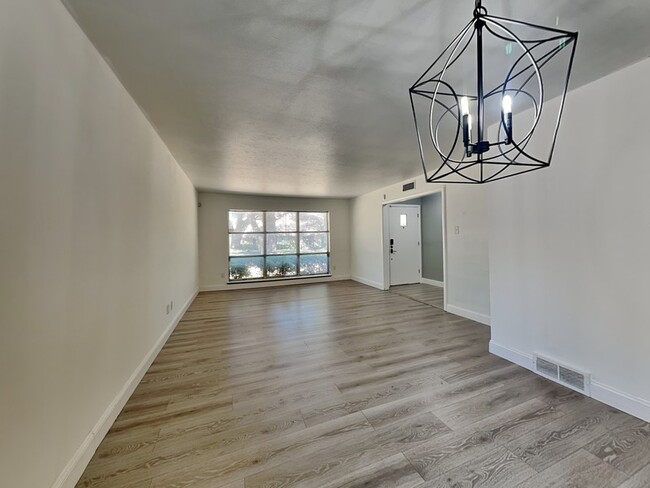 Building Photo - 836 Misty Glen Ln