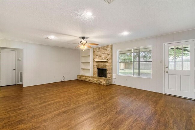 Building Photo - 2106 Rycroft Dr