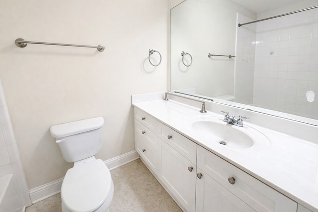 Building Photo - Gated Johns Creek End-Unit Townhome | 3BR / 3.5BA | Minutes to Avalon & GA-400