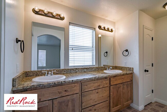 Building Photo - DOG-FRIENDLY 4 Bedroom Townhome with INTERNET INCLUDED!