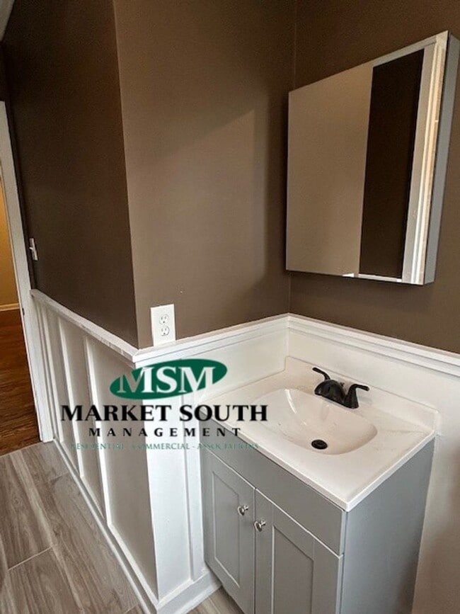 Building Photo - Remodeled home in East Savannah!