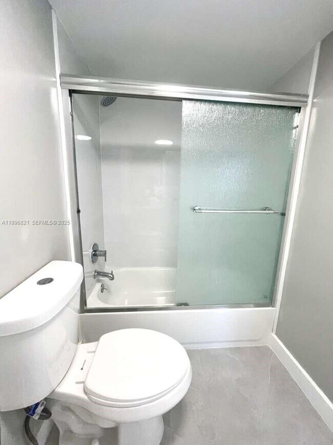 Building Photo - 20730 NE 4th Pl